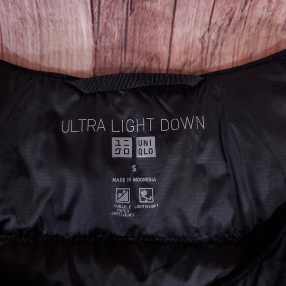 Uniqlo Womens Small Ultra Light Down Vest Compact Packable Puffer Snap Black - Picture 11 of 15